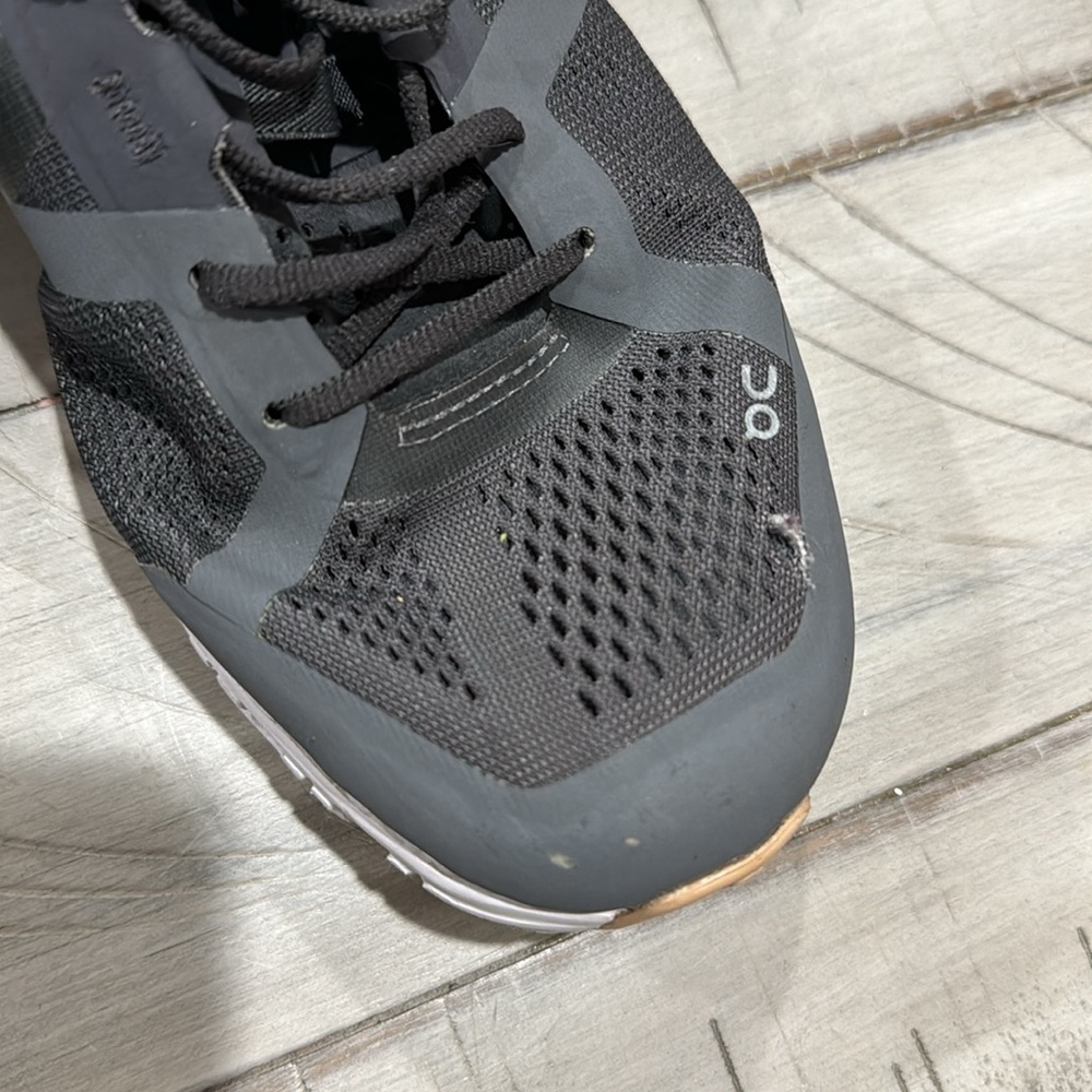 Gently used sneaker - Picture 5 of 8